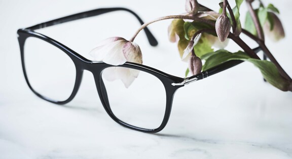 Glasses & flowers