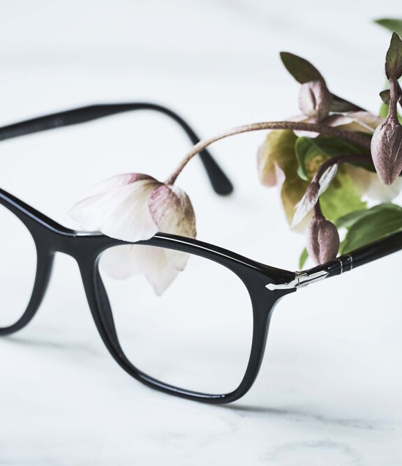 Glasses & flowers